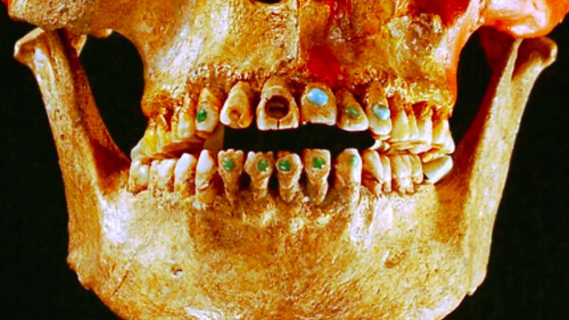 Revelaron por qué los mayas incrustaban piedras preciosas en sus dientes: no era solo por estética