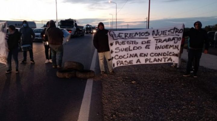 Hospitalarios despedidos vuelven a cortar la Ruta 22 en Plaza Huincul