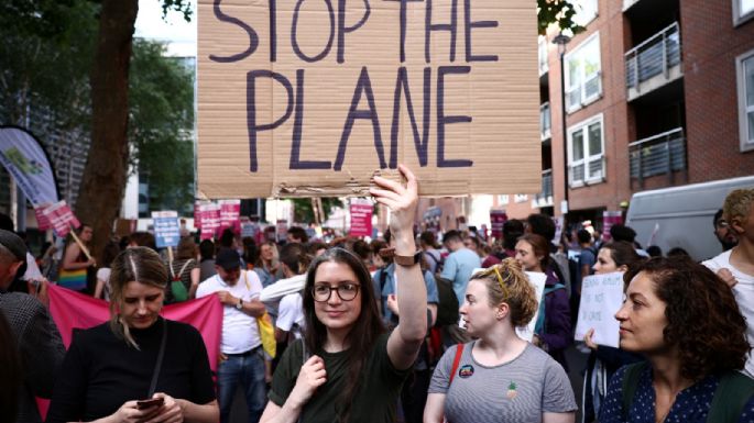 Reino Unido no da el brazo a torcer y enviará a los migrantes a Ruanda: hoy saldría el primer vuelo