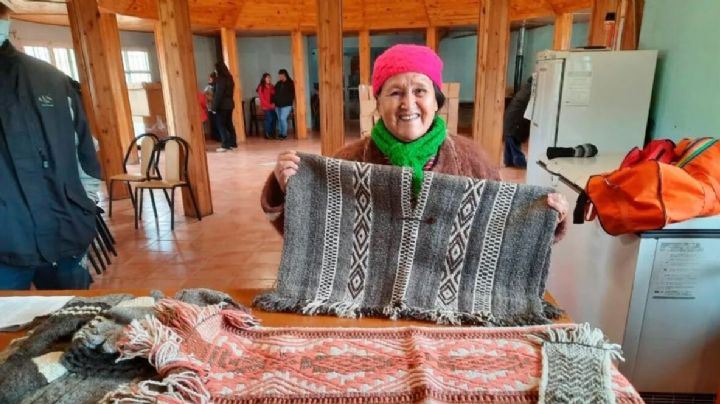 En Aluminé las mujeres tejedoras pusieron en valor sus diseños tejidos