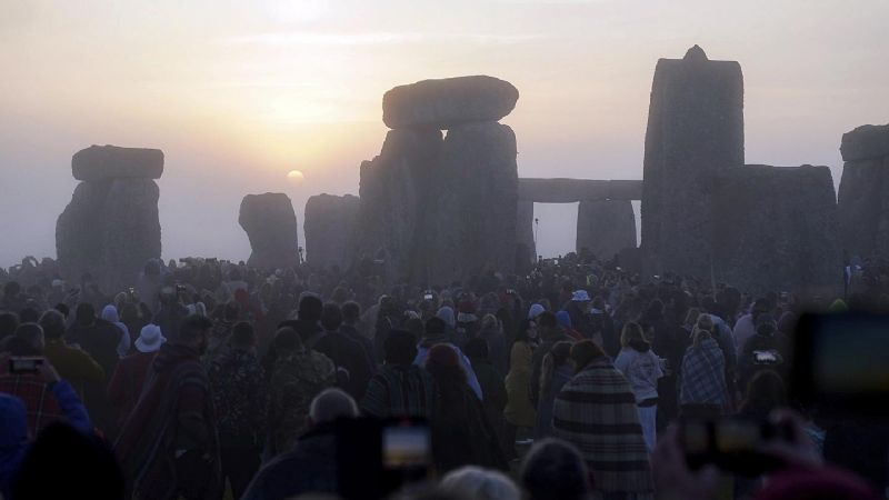 En el norte es el solsticio de verano y una multitud lo recibió así en el mítico Stonehenge