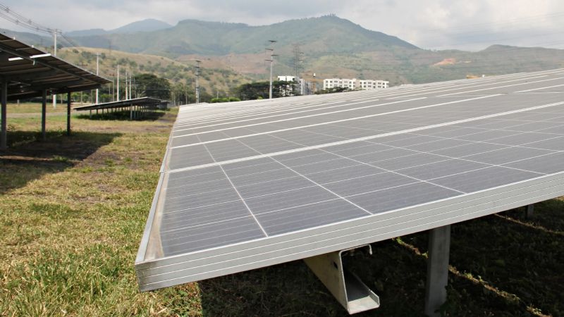 El Parque Fotovoltaico El Alamito ya cuenta con sus primeros paneles solares