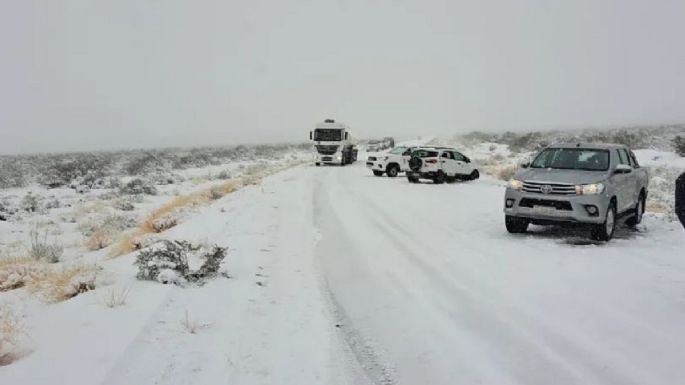Vuelcos, despistes y otros accidentes a causa de la nieve en las rutas