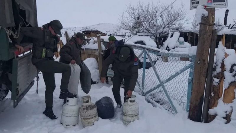 Por el temporal de nieve, Gendarmería colabora en la asistencia