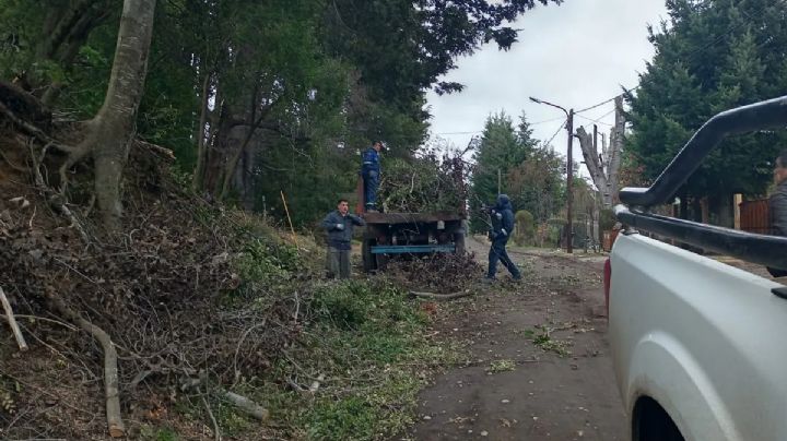 Realizan trabajos de mantenimiento en Villa la Angostura por fuertes lluvias y vientos