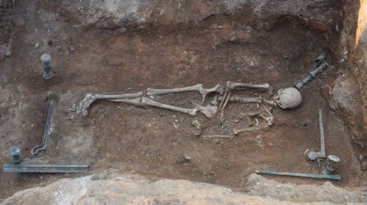 Hallan en Grecia los restos de una mujer de hace 2000 años: estaba acostada sobre una cama de bronce