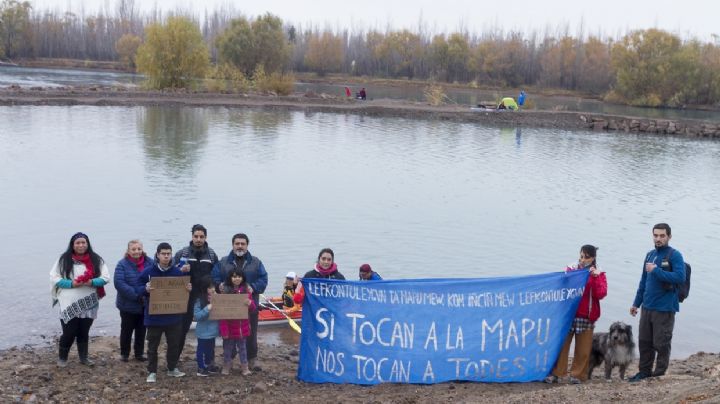 Organizaciones sociales abrazaron el río Limay y quieren saber por qué no hay agua