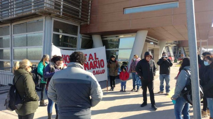 Centenario: Trabajadores del Hospital Natalio Burd protestaron frente al CAM