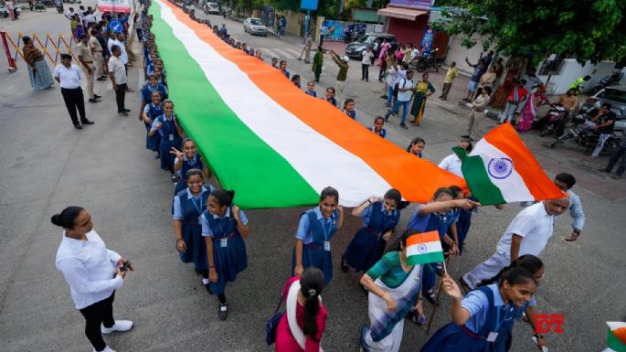 Grave denuncia en India: forzarían a las personas a comprar una bandera nacional a cambio de comida