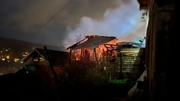 Un incendio generalizado consumió una vivienda y afectó a otra en San Martín de los Andes