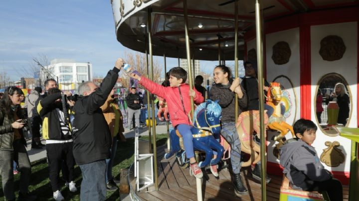 La calesita del Parque Central volvió a girar y causó furor en los niños y niñas de Neuquén