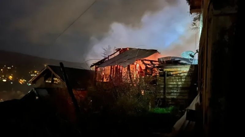 Un incendio generalizado consumió una vivienda y afectó a otra en San Martín de los Andes