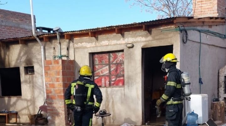 Dos bebés fueron salvados de un incendio ocurrido en Centenario