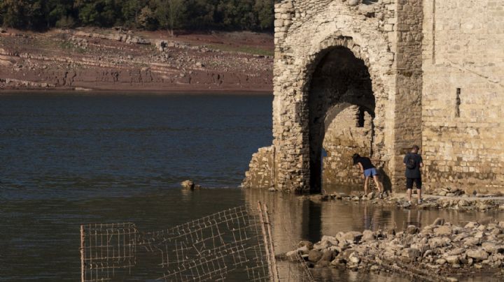 Turismo de la sequía: los antiguos edificios que afloran en España atraen cada vez a más visitantes