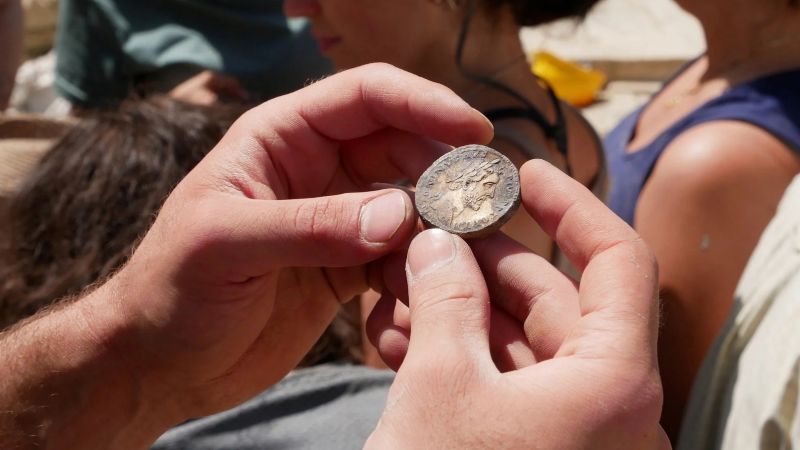 Hallaron un tesoro con miles de monedas romanas en unas antiguas termas de Italia