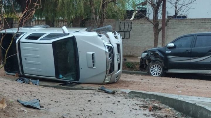 Un conductor alcoholizado chocó y volcó en Centenario