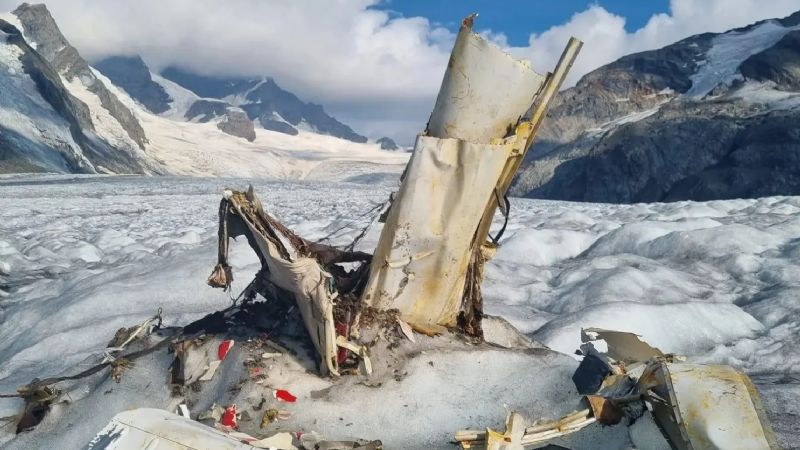 A causa del deshielo de un glaciar en Suiza, hallaron los restos de un avión estrellado hace 54 años