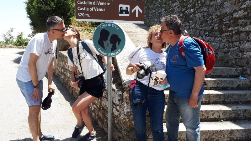 “Obligatorio besarse”: los carteles en Italia que impulsan el romanticismo entre turistas y locales