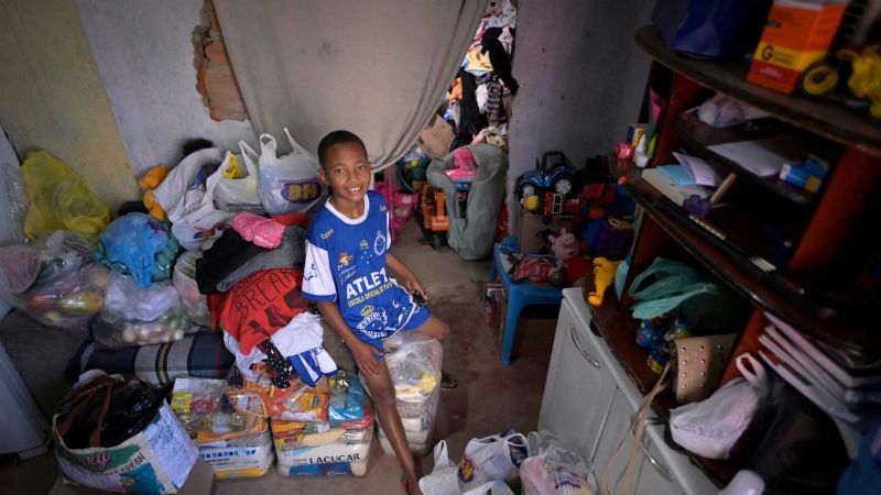 Un niño en Brasil llamó a la Policía por padecer hambre y su familia recibió una ola de donaciones