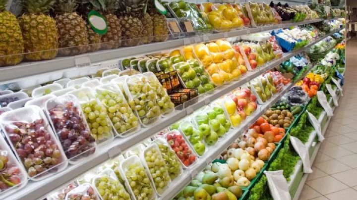 Buscan sancionar a comercios que envuelvan en plástico frutas y verduras