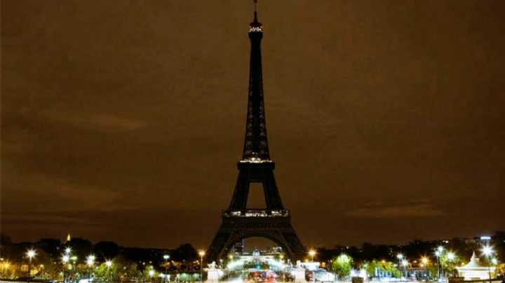 La Torre Eiffel se apaga por la crisis: París dejará de iluminar sus monumentos por la noche