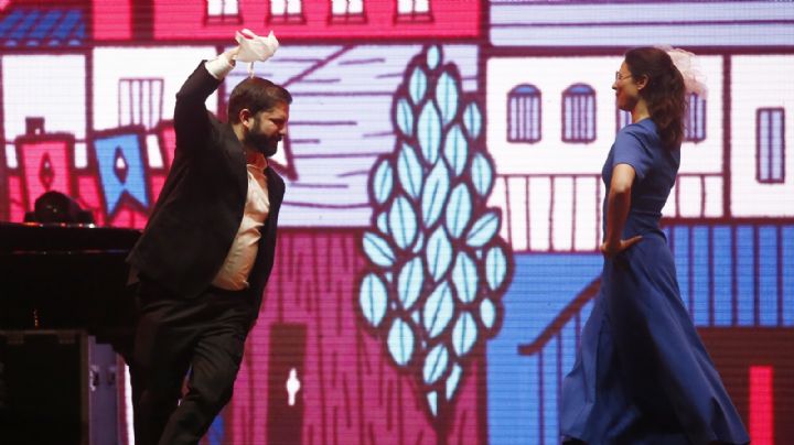 Gabriel Boric bailó cueca y brindó con chicha en la inauguración de las Fiestas Patrias de Chile