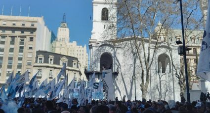 Miles de personas se movilizan a Plaza de Mayo en defensa de la democracia