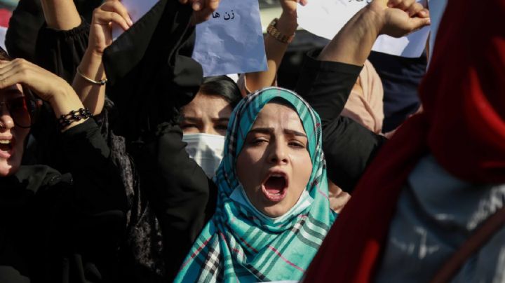 El costo de la censura talibana: Afganistán perdió mil millones por no dejar trabajar a las mujeres