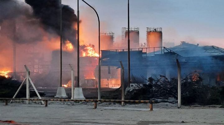 Por el incendio en la refinería, el sindicato petrolero lanzó un paro total de actividades