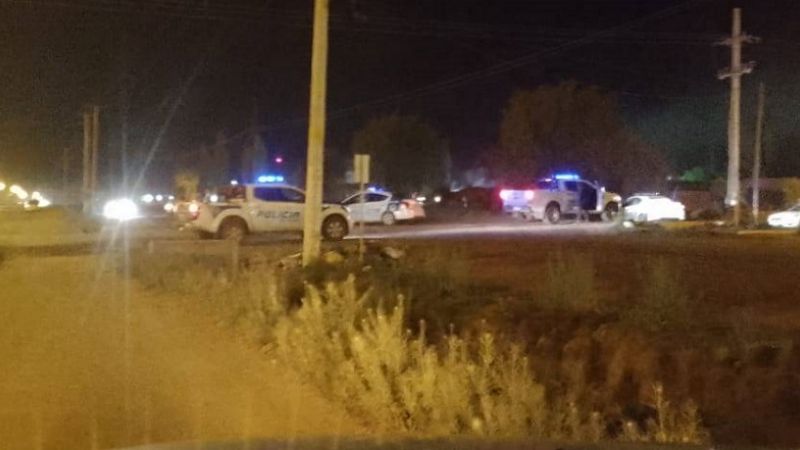 Lo acusaron de atacar a tres hermanas, le quemaron la casa y lo golpearon