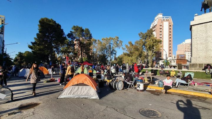 Las organizaciones sociales levantaron el acampe sobre la Avenida Argentina de Neuquén