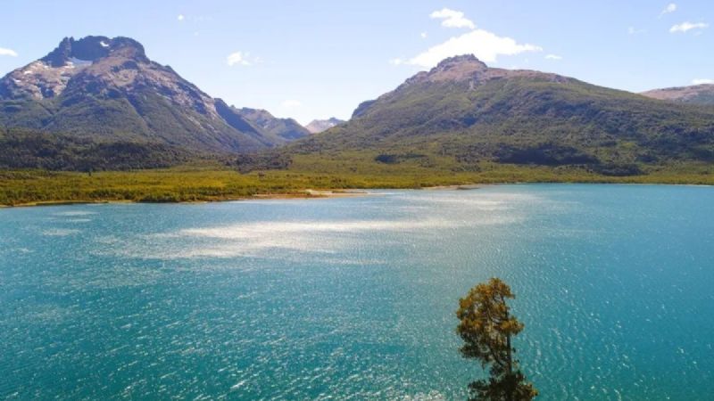 Turistas denunciaron que un catamarán contamina el Lago Nahuel Huapi