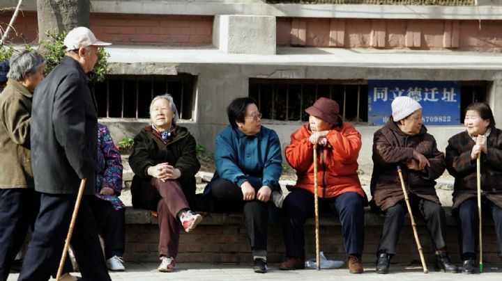 Por un brote de COVID, recomiendan en China no visitar a adultos mayores