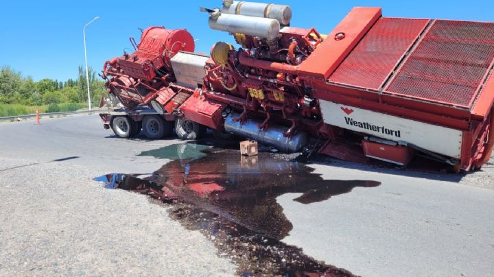 Un pesado equipamiento petrolero se desprendió del camión y derramó combustible sobre la ruta