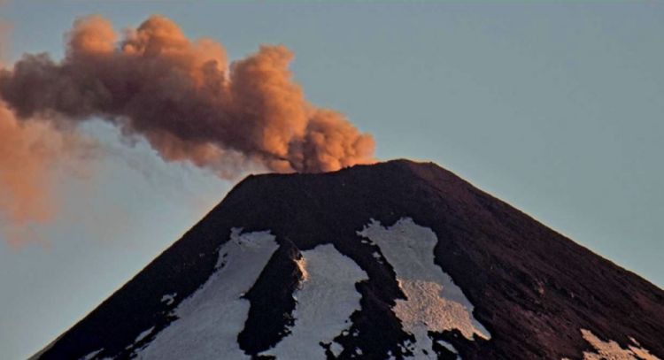 Un nuevo sismo en el interior del volcán Villarrica mantiene en alerta a los chilenos