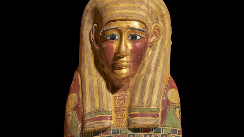 Encontraron una momia cubierta en oro en Egipto