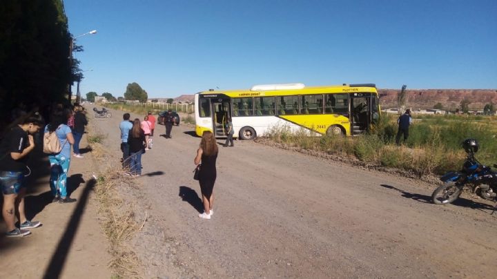 Un colectivo de Autobuses Neuquén con 30 pasajeros perdió el control por una falla mecánica