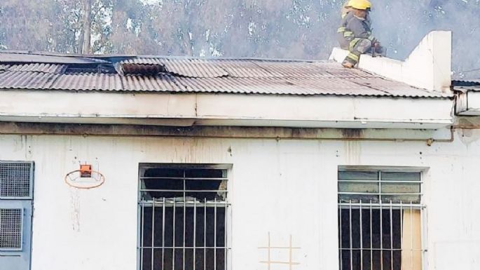 Bomberos sofocó un incendio aparentemente intencional en una escuela de Valentina Sur