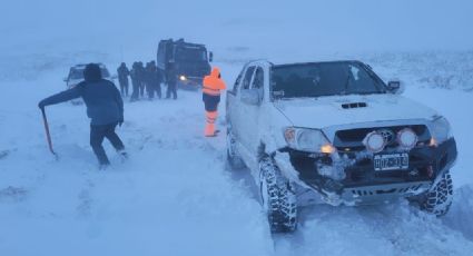 Cuatro familias fueron rescatadas en la ruta 13 en medio del temporal de nieve y viento blanco