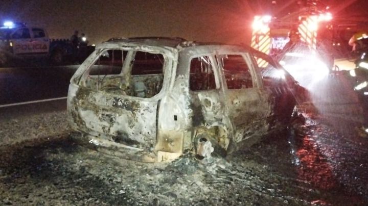 Un auto fue consumido en su totalidad por un incendio en la Ruta del Petróleo