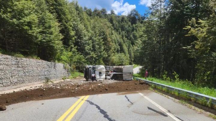 Pronóstico reservado para el conductor del camión que volcó en la Ruta de los 7 Lagos