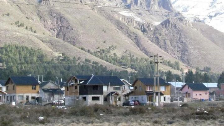 Un hombre agredió físicamente a su pareja y su hijastro lo apuñaló en el pecho y en la cabeza