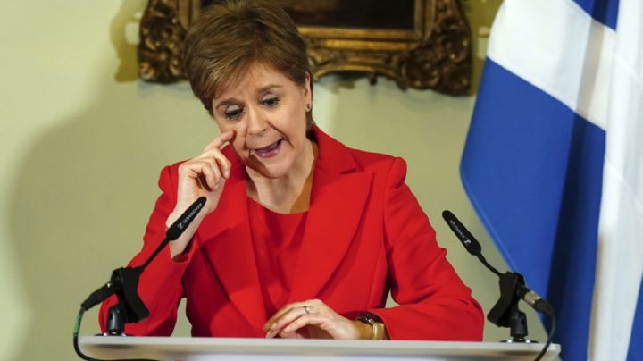 La primera ministra de Escocia renunció tras asegurar que "la política es brutal"