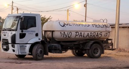 En Centenario mantienen corte de calles y retención de camiones, en reclamo por la falta de agua