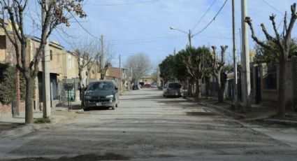 Vecinos de Confluencia reclaman porque nunca le asfaltaron las calles