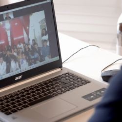 Koopmann hizo la primera videollamada con alumnos de la escuela albergue de Naunauco