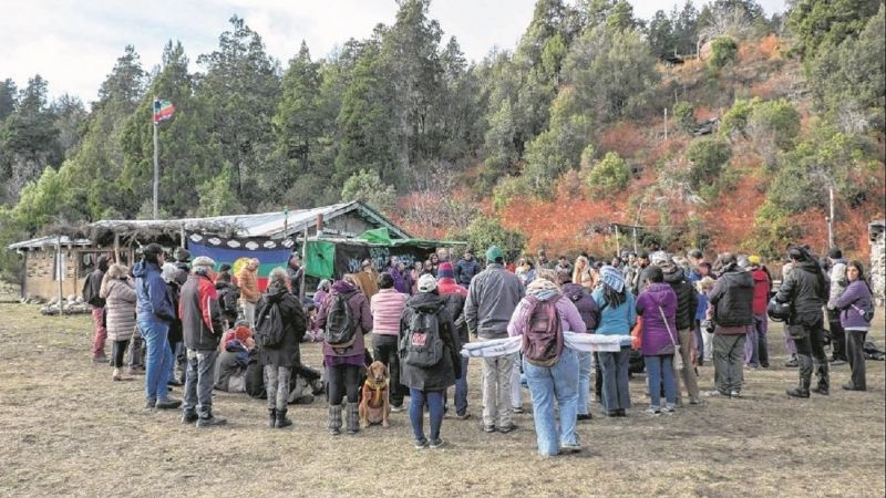La Cámara Federal intimó al juez de Bariloche a frenar la entrega de tierras a mapuches