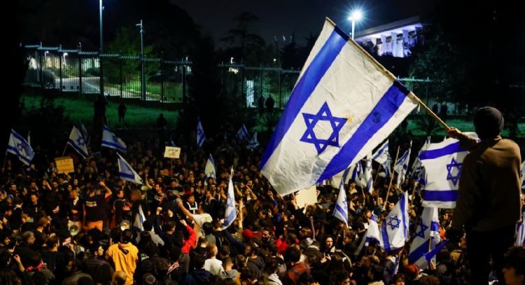 Continúa la crisis en Israel luego de que un ministro se niegue a dejar su puesto