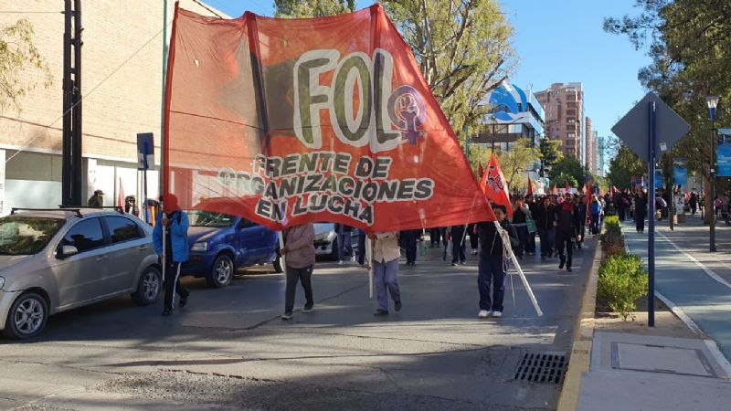 Organizaciones sociales realizan corte total de la Avenida Argentina de Neuquén capital