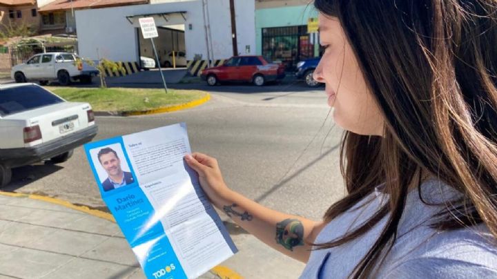 Darío Martínez entrega su currículum vitae a ciudadanos de Neuquén para que lo voten